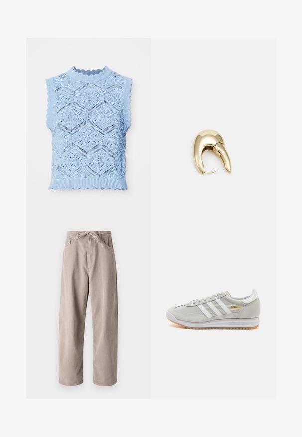 Lyseblå strikket ermeløs topp med sekskantet mønster, bølgete kanter og høy hals med tynn ribbing.; Beige kordfløyelsbukser med løs passform, med strikk i livet, to frontlommer og vertikal ribbet tekstur.; Lys grå sneaker laget av semsket skinn og mesh, med tre hvite striper, rund tå og såle av gummi. Gull logo-aksent nær snørebåndene.; Gullfarget metalløredobber med et elegant, buet design. Har en karakteristisk spiss form, polert overflate og hengsel-lukking.