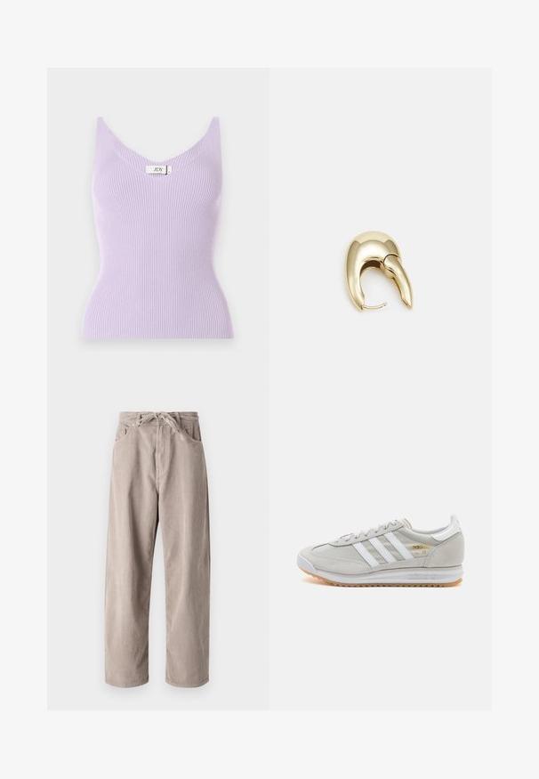 Violetinės juostos be rankovių viršūnės su V formos iškirpte ir prigludusia forma. Medžiaga atrodo minkšta, su vertikaliu tekstūros detalizavimu. Matoma prekės etiketė.; Šviesiai rudi kordūriniai kelniai, laisvo kirpimo, su raišteliu reguliuojamu juosmeniu, dviem priekinių kišenėlių ir vertikalia juostele.; Šviesiai pilki sportbačiai, pagaminti iš zomšos ir tinklinės medžiagos, su trimis baltais dryžiais, apvaliu pirštu ir guma padu. Auksinė logotipo detalė šalia raištelių.; Aukso tono metalinės auskarai su stilingu, kreiviu dizainu. Išsiskiria ryškiu smailiu pavidalu, poliruota paviršiumi ir užsegimu su vyriu.
