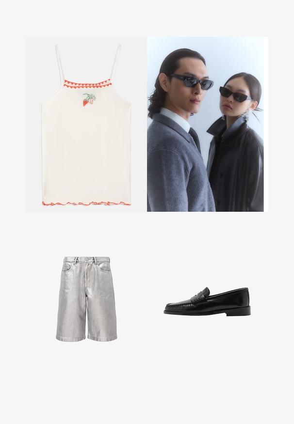 Witte camisole met dunne bandjes, versierd met rode geborduurde aardbeien en een gegolfde rode rand langs de halslijn en de zoom.; Metalen zilveren denim shorts met een losse pasvorm, voorzien van vijf zakken, riemlussen en een omgeslagen zoom. Soepele textuur met een reflecterende afwerking.; Zwarte leren loafer met een gebogen silhouet, decoratieve band, gestructureerde stitching en een platte rubberen zool. Glad afwerking en slank ontwerp.; Zonnebril met hoekige zwarte frames op een model in een grijs sweater, waarin een gestructureerde brei te zien is, en een zwart leren jack gedragen door een ander model.; Gevoerd tasje in donker navy, gemaakt van glanzend materiaal, met een gladde textuur en subtiele branding aan de voorkant. Compact en veelzijdig ontwerp.