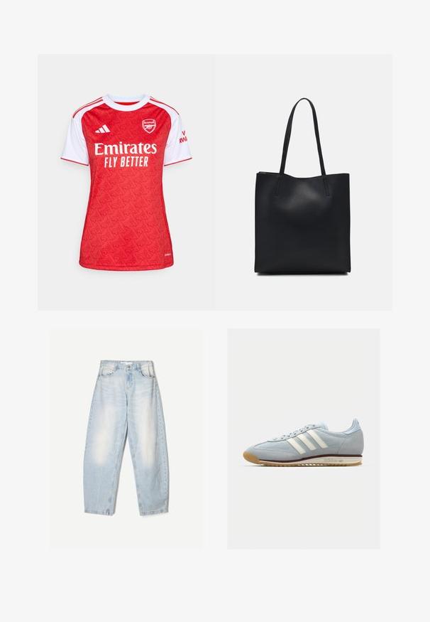 Maglia da calcio rossa e bianca con un design a motivo, colletto rotondo, maniche corte e logo "Emirates Fly Better" sulla parte anteriore.; Jeans in denim azzurro chiaro con una vestibilità ampia, caratterizzati da una finitura sbiadita, due tasche frontali e una chiusura con bottone in vita.; Sneaker in suede bluastro con tre strisce bianche, suola in gomma e tessuto a rete testurizzato. Presenta un copri punta liscio e un marchio sul tallone.; Borsa tote in pelle nera con texture liscia, forma rettangolare e due manici lunghi. Nessun hardware o decorazione visibile.