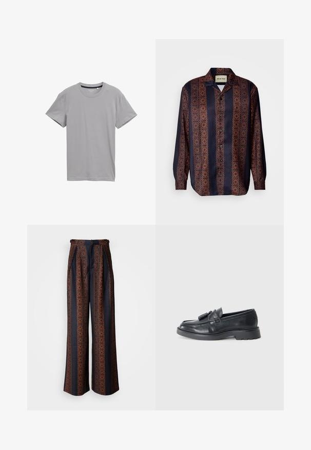 Grijs t-shirt met korte mouwen van zacht materiaal, met een klassieke ronde halslijn en een rechte zoom, zonder patronen of versieringen.; Marineblauwe overhemd met knopen, versierd met een bloemig geometrisch patroon in oranje tinten. Voorzien van een kraag en lange mouwen met knoopmanchetten.; Zwarte wijde broek in donkerblauwe stof met een ingewikkeld oranje geometrisch patroon, met een geplooide voorkant en een aansluitende tailleband.; Zwarte leren instappers met een ronde neus, een band met kwastjes en een chunky zool met een loopvlak. Glad oppervlak en een klassiek ontwerp.