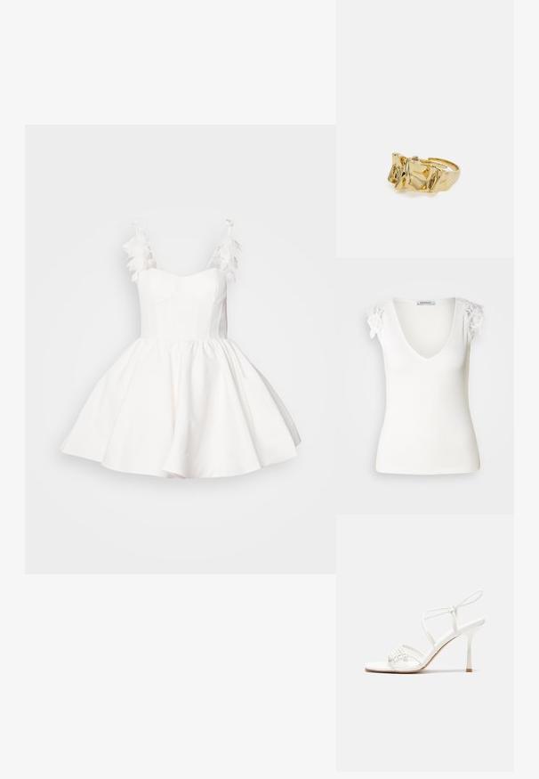 Hvid ribbet tanktop med V-hals og blomsterløsninger på skuldrene. Glat tekstur, tætsiddende design. Mærkeetiket synlig indeni.; Hvid kjole med en tætsiddende overdel og en klokkeformet nederdel. Har fjerdetaljer på skulderstropperne og et glat, struktureret stof.; Hvide strop sandaler med høj hæl, flad tåbase, tekstureret forside med sammensunkne detaljer og en smal ankelrem.; Guldring med tekstureret, bølget design, der har tre fremtrædende toppe. Glat, skinnende overflade med en åben ring, der gør den justerbar.