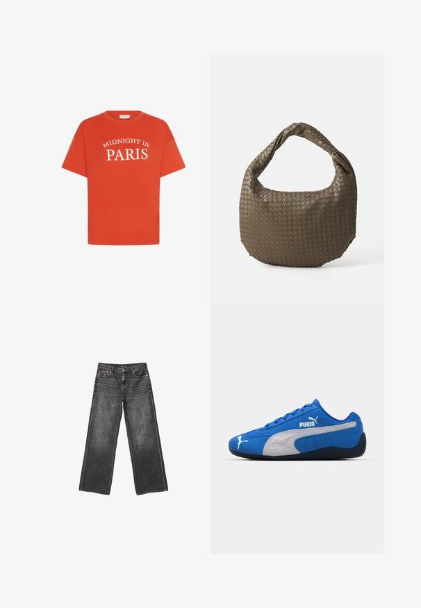 Oranje katoenen T-shirt met korte mouwen, voorzien van witte tekst die "MIDNIGHT IN PARIS" in een gebogen ontwerp over de voorkant weergeeft.; Donkergrijze wijde denim jeans met voor- en achterzakken, knoopsluiting en subtiele vervaagde details.; Blauwe sportieve schoenen met een bovenkant van suède, voorzien van een witte zijkant en een zwarte rubberen zool. Inclusief een verhoogd PUMA-logo aan de zijkant.; Geweven olijfgroene handtas met een ronde vorm en een gedraaide handgreep. De textuur heeft een diagonaal patroon. Ritssluiting.