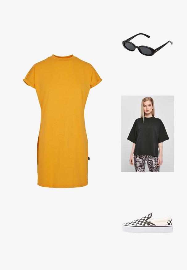 Čierne oversized tričko s vysokým výstrihom a krátkymi rukávmi, vyrobené z mäkkej tkaniny; skombinované s legínami s čiernobielym zebrovým vzorom.; Žlté šaty z tričkoviny s vysokým výstrihom, krátkymi rolovanými rukávmi a voľným strihom. Mäkká bavlnená látka so bočnými rozparokmi pre pohodlný pohyb.; Čierno-biele kárované slip-on tenisky Vans s plátnovým zvrškom, gumovou podrážkou a vypolstrovaným golierom. Rovný, guľatý špička s bielymi akcentmi na podrážke.; Čierne oversized slnečné okuliare s oválnymi šošovkami, hladkým plastovým rámom a zlatými akcentmi na straniciach. Tmavé šošovky poskytujú ochranu pred slnkom.; Zelená kožená kabelka so štruktúrovaným dizajnom, zlatými kovovými doplnkami, vrchnou rukoväťou a odnímateľným ramenným popruhom. Obsahuje akcent s zámkom a textúrovaný povrch.