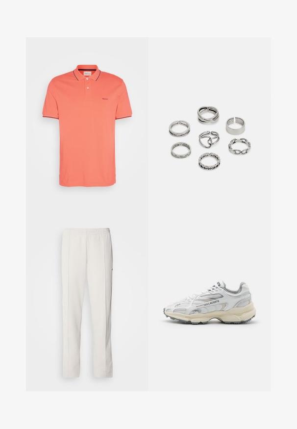 Korálová polo košile z bavlny s klasickým límcem, krátkými rukávy a námořnickými akcenty na límci a manžetách. Logo GANT na hrudi.; Lacoste Teplákové kalhoty - hammam; Bílé atletické boty s šedými akcenty, svrchní část z prodyšné síťoviny a syntetického materiálu, šněrovací design a texturovaná gumová podešev s protiskluzovými vzory.; Sada sedmi stříbrných prstenů s různými vzory, včetně zamotaných, propletených a rytých motivů. Různé tvary a šířky.