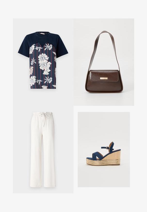 Marineblaue T-Shirt mit floralem Druck in Weiß und Hellrosa, ausgestattet mit vertikalen roten Streifen und einem V-Ausschnitt. Kurzärmelig.; Weiße weite Hosen aus weichem Stoff, mit einem Kordelzugbund und glatter Textur. Keine Muster oder Verzierungen sichtbar.; Marineblaue Keil-Sandale mit überkreuzten Riemen, einer strukturierten Plattform aus Naturfasern und einem goldenen Metallakzent an der Basis.; Braune Lederschultertasche mit strukturierter Form, ausgestattet mit einem magnetischen Klappenverschluss und einem metallischen Logoakzent auf der Vorderseite.