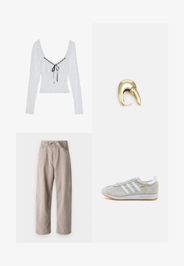 Fehér, hosszú ujjú felső, texturált anyagból készült, mély V-kivágással és fekete szalaggal a közepén. Ráncolt bodice, fodros aljjal.; Beige bordás nadrág laza fazonnal, állítható derekkal, két elülső zsebbel és függőleges bordázott textúrával.; Világosszürke sportcipő velúr és hálós anyagból, három fehér csíkkal, kerek orral és gumi talppal. Arany logó dísz a fűzők közelében.; Aranyszínű fém fülbevaló, elegáns, ívelt formával. Különleges hegyes alak, fényes felszín és zsanéros záródás jellemzi.