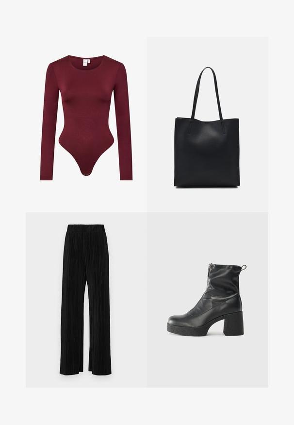 Burgundivörös, hosszú ujjú bodysuit, sima, rugalmas anyagból készült; lekerekített dekoltázs és bugyi fazonú alsó rész snap záródással.; Fekete pliszírozott nadrág gumis derekkal. Széles lábakkal rendelkezik, sima, texturált anyagból készült, függőleges csíkokkal.; Fekete bokacsizmák sima bőrből, oldalsó cipzárral, vastag, texturált sarkú és lekerekített orrú dizájnnal.; Fekete bőrtáska sima felszínnel, téglalap alakú, két hosszú füllel. Nincs látható fémkiegészítő vagy díszítés.