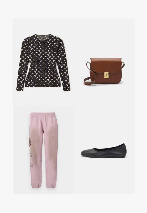 Langärmliges schwarzes Oberteil mit einem wiederholten Muster von Halbmond in Beige. Verfügt über einen Rundhalsausschnitt und glattes, dehnbares Material.; Rosa Sweatpants mit elastischem Bund, verziert mit dekorativen Patches in Diamantform auf der linken Seite und elastischen Bündchen an den Knöcheln.; Schwarze Leder-Ballettschuhe mit abgerundeter Spitze, glatter Textur, minimalen Nähdetails und einem flexiblen Sohlen-Design.; Braune Ledertasche mit Klappenverschluss, Beschlägen in Goldfarbe, einem Schultergurt und einer glatten Oberfläche. Kompakte rechteckige Form.