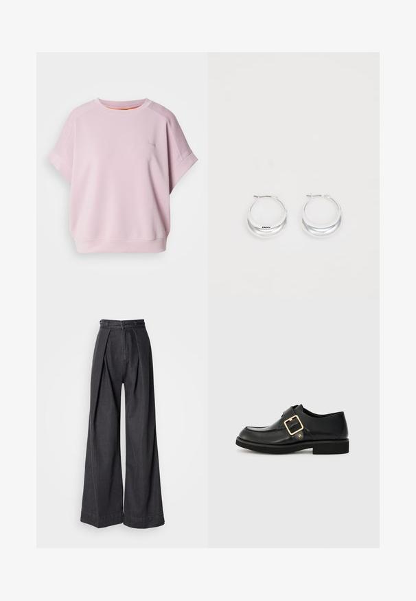 Roze sweatshirt gemaakt van zachte stof, met een relaxte pasvorm, korte mouwen en een klein geborduurd logo aan de voorkant.; Zwarte denim broeken met wijde pijpen en een hoge taille, voorzien van voorplooien en een klassieke ritssluiting. Strakke, gladde textuur met een nette afwerking.; Zwarte leren schoen met een ronde neus, voorzien van een gouden gesp en een platte rubberen zool. Gladde textuur met subtiele stikseldetails.; Zilveren creolen met een gepolijste afwerking en DKNY-branding, weergegeven tegen een effen witte achtergrond.