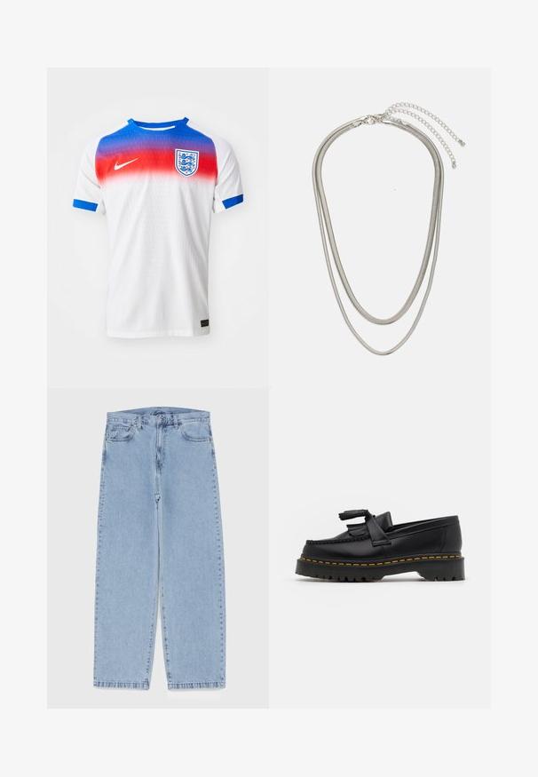 Camiseta de fútbol blanca de manga corta con un cuello en degradado de rojo a azul, acentos azules en las mangas y un escudo de Inglaterra en el pecho.; Jean de mezclilla azul claro con diseño de pierna recta, con una cintura de altura media, cinco bolsillos y un cierre de botón y cremallera.; Mocasín de cuero negro con un acento de borlas, que presenta una suela gruesa negra y costuras amarillas a lo largo del borde. Acabado texturizado.; Collar de metal plateado de tres capas que presenta cadenas flexibles y elegantes con un ligero brillo, asegurado con un cierre de langosta y cadena ajustable.