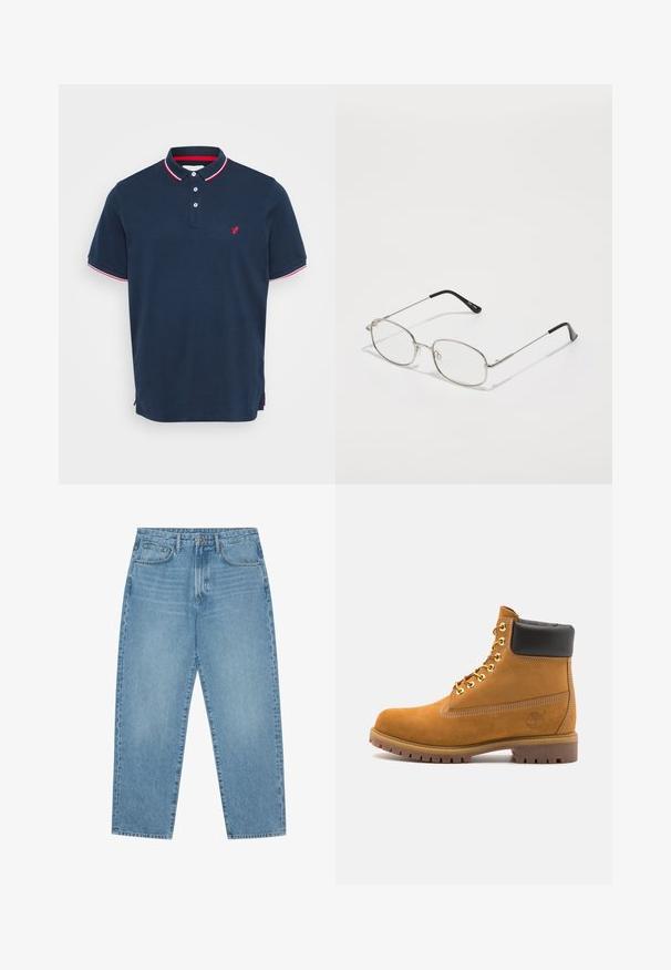Mörkblå pikétröja i bomull, med en treknappsslutning, krage med röd och vit rand, samt en liten röd logotyp på bröstet.; Ljusblå denimbyxor med vida ben och hög midja, med fem fickor, bälteshällor och en mjuk, något urtvättad textur.; Tan mockasins ankelstövlar med svart vadderad krage, guldmetallöglor, vit sömdekor och slitstöt gummisula med utmärkta mönster.; Metallglasögon med oval ram, silverfästen och klara linser. Smala, raka skalmar med svarta ändar, minimalistisk design.