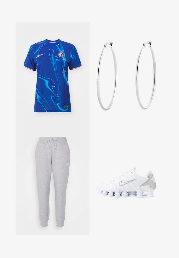 Maglia da calcio Nike blu con motivo marmorizzato, colletto rotondo, maniche corte e logo della squadra sul petto. Tessuto testurizzato con dettagli a contrasto.; Pantaloni della tuta grigi chiari con vita regolabile, gamba affusolata e un piccolo logo bianco sulla coscia sinistra. Realizzati in un morbido tessuto texture.; Scarpe sportive bianche con tomaia in rete, dettagli argentati e un design unico della suola a molla. Presentano un colletto imbottito e chiusura con lacci per una vestibilità ottimale.; Orecchini a cerchio in argento con una superficie liscia e lucida e una forma circolare sottile. Il design presenta una chiusura sicura.