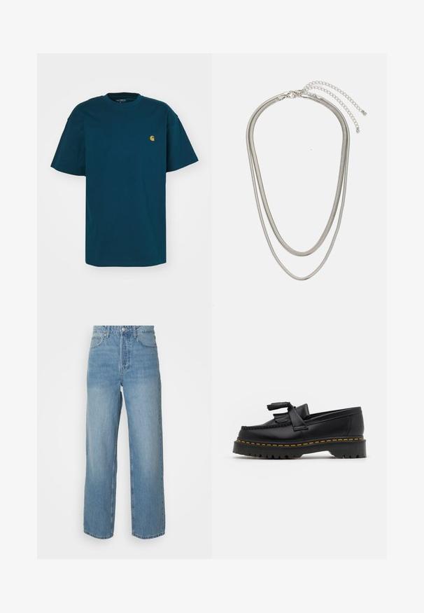Carhartt WIP CHASE - T-shirt basic - duck blue/gold; Hoge taille lichtblauwe denim jeans met rechte pijpen, sluiting met een knoop aan de voorkant en vijf zakken, op een effen achtergrond.; Zwarte leren loafers met een franjesaccent, voorzien van een dikke zwarte zool en gele stiksels langs de rand. Gevoelige afwerking.; Driedelige zilveren metalen halsketting met slanke, flexibele kettingen met een lichte glans, beveiligd met een karabijnhaak en een verstelbare ketting.