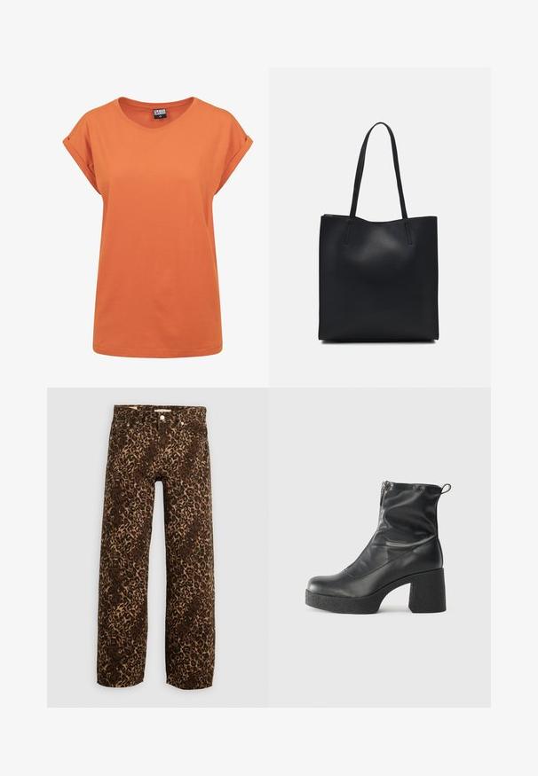 Camiseta de algodón naranja con un corte relajado, cuello redondo y mangas cortas enrolladas. Diseño simple sin patrones o acentos visibles.; Jeans de pierna ancha con estampado de leopardo en marrón y beige. Fabricados en mezclilla, con un diseño clásico de cinco bolsillos y acentos de hardware metálico.; Botines negros de tobillo, hechos de cuero suave, con cierre lateral, tacón grueso texturizado y diseño de punta redondeada.; Bolso tote de cuero negro con textura lisa, forma rectangular y dos asas largas. Sin herrajes ni adornos visibles.