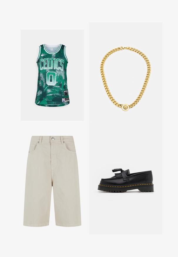 Groene basketbalshirt met de tekst "CELTICS" en het nummer "0" in het wit. Gemaakt van gestructureerde stof met een geometrisch patroon. Bevat een NBA-logo patch.; Beige denim shorts met een rechte snit, een sluiting met een knop aan de voorkant en vier zakken. De stof heeft een gladde textuur en minimale stikseldetails.; Zwarte leren loafers met een franjesaccent, voorzien van een dikke zwarte zool en gele stiksels langs de rand. Gevoelige afwerking.; Gouden ketting met grote onderling verbonden schakels, met een ronde hanger in het midden met een verhoogd embleem.