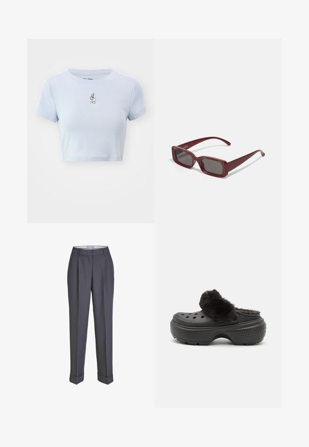 GAP TEE - T-shirts print - jet stream blue; Mørkegrå skræddersyede bukser med lige ben, plisseret for og opsmøgte manchetter. Lavet af glat stof med en klassisk talje.; Sorte træsko med en blød, fuzzy overdel, der har perforeringer på forsiden og en tekstureret hæl for godt greb. Letvægts og slip-on design.; Bordeaux rektangulære solbriller med mørke linser, tykke stel og aftagende tempoer. Lavet af glat plast med en glat tekstur.