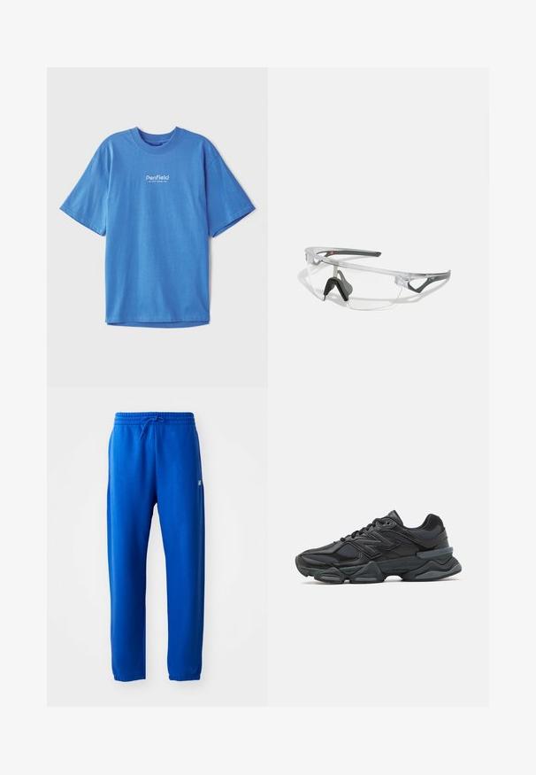 Dunkelblaues Baumwoll-T-Shirt mit kurzen Ärmeln und Rundhalsausschnitt. Auf der Vorderseite mit weißem "Penfield"-Logo. Glatte, atmungsaktive Textur.; Blaue Sweatpants aus weichem Stoff, mit einem elastischen Bund und Kordelzug, schmal zulaufenden Beinen und einem kleinen Logodetail an der Seite.; Schwarzer Laufschuh mit einer Mischung aus Mesh- und sinthetischen Materialien, dicke Sohle, geschwungenes Design und auffälliger Markenkennzeichnung an der Seite.; Klare Schutzbrille mit einem leichten, transparenten Rahmen und grauen Akzenten. Verfügt über ein umschließendes Design und ein verstellbares Nasenstück.