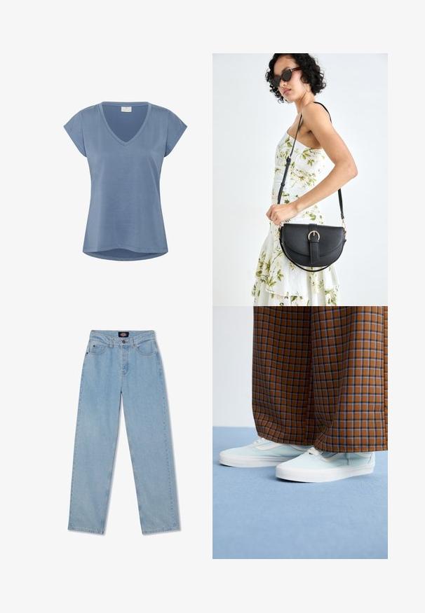 T-shirt blu con scollo a V e maniche corte. Realizzato in un tessuto morbido, presenta una vestibilità ampia e un orlo curvo. Tessuto liscio senza motivi rilevanti.; Jeans in denim azzurro chiaro con taglio dritto, cinque tasche, chiusura a bottoni e leggera scoloritura sul davanti.; Sneaker azzurri indossati con pantaloni a palazzo a quadri marroni e blu su un pavimento in moquette azzurro chiaro.; Borsa a tracolla nera in pelle con una forma curva, manico rimovibile e accessori dorati. La borsa presenta una patta con un dettaglio a fibbia.