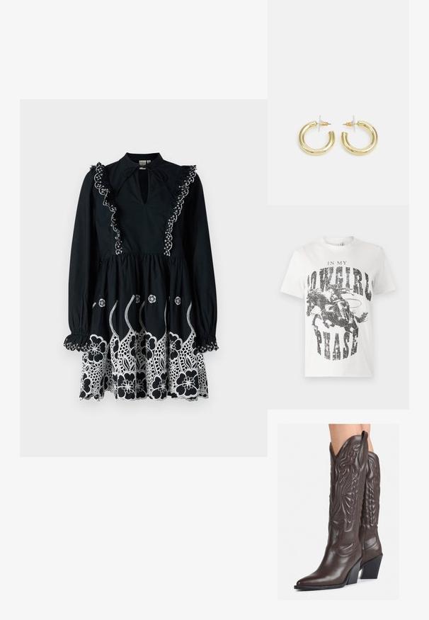 Fehér pamut póló, amelyen egy ló és lovas grafikai nyomata található a "COWGIRL FÁZISOMBAN" felirattal, vastag, kopott fekete betűkkel.; Fekete ruha hosszú uj dockal, fodros gallérral és hímzett fehér virágmintákkal az alján. Kulcslyuk kivágás és ráncolt derékrész.; Barna bőr cowboy csizmák hegyes orral és blokk sarkal, részletes varrással és kiemelkedő díszítésekkel a szárán.; Kis krémszínű táska texturált felülettel, hosszú, állítható pánttal, láncos díszítéssel és fedéllel záródik. Aranyszínű fém részletek.; Arany fülbevalók sima, fényes felülettel. Kör alakú dizájn, amely kis kapoccsal és átlátszó tartozékkal rendelkezik a biztonságos viselés érdekében.