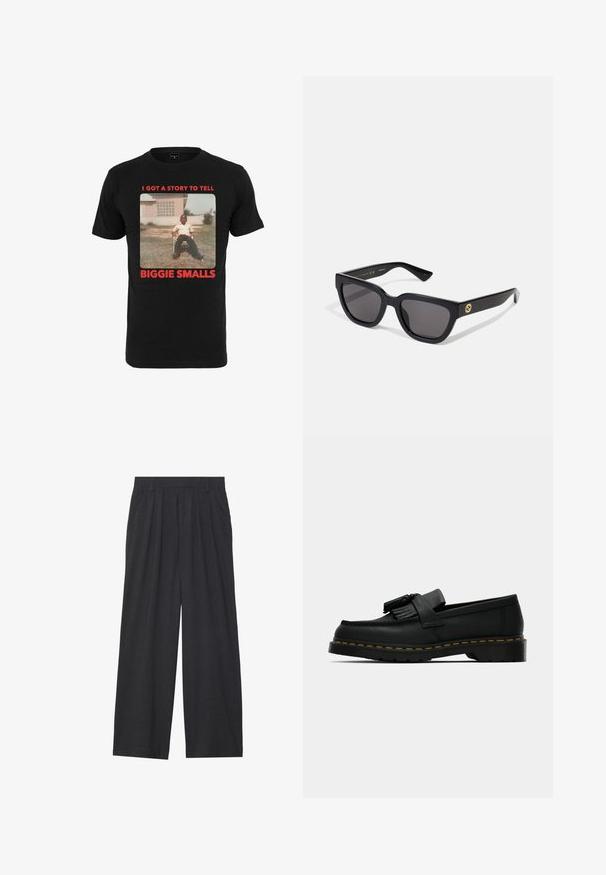 Camiseta de algodón negra con una foto vintage y texto rojo que dice "TENGO UNA HISTORIA QUE CONTAR BIGGIE SMALLS" debajo de la imagen.; Pantalones de pierna ancha hechos de tela gris oscura. Cuenta con pliegues en la cintura, un diseño a medida y una silueta recta.; Mocasín de cuero negro con borlas, costura amarilla a lo largo de la suela y una suela de goma gruesa y estriada.; Gafas de sol rectangulares negras con acabado brillante, lentes oscuros y detalle en dorado en las patillas con el logotipo.