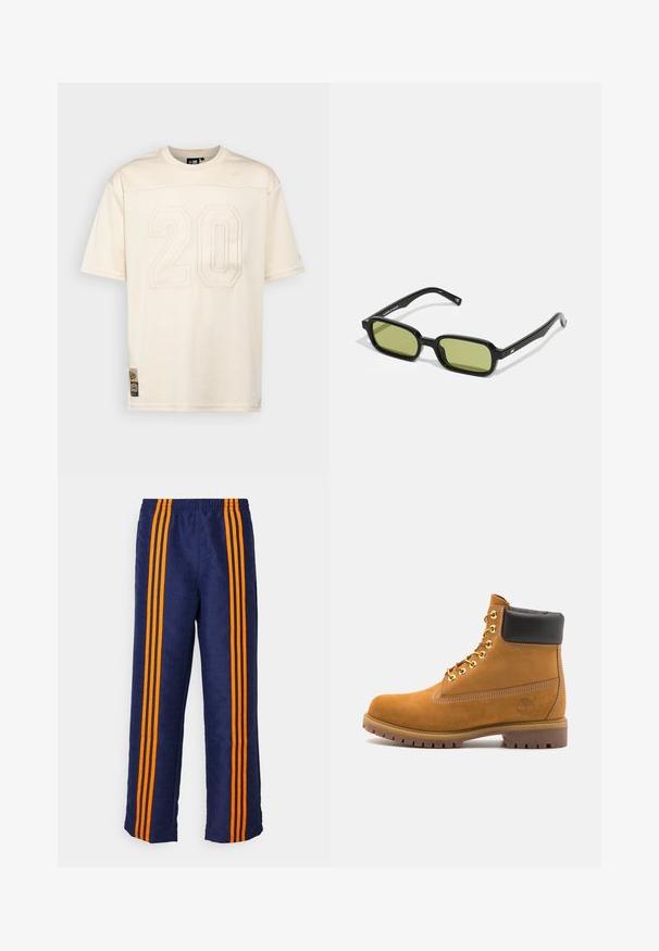 New Era Triko s potiskem - beige; Tmavě modré kalhoty s celoplošným vzorovaným efektem a třemi výraznými oranžovými pruhy po každé straně. V horní části elastický pas.; Hnědé semišové kotníkové boty s černým polstrovaným límcem, zlatými kovovými očky, bílým prošíváním a odolnou gumovou podrážkou s výraznými drážkami.; Černé sluneční brýle s ostrým designem, zrcadlové zelené skla a hladké plastové rámy. Na spáncích mají zlaté detaily.