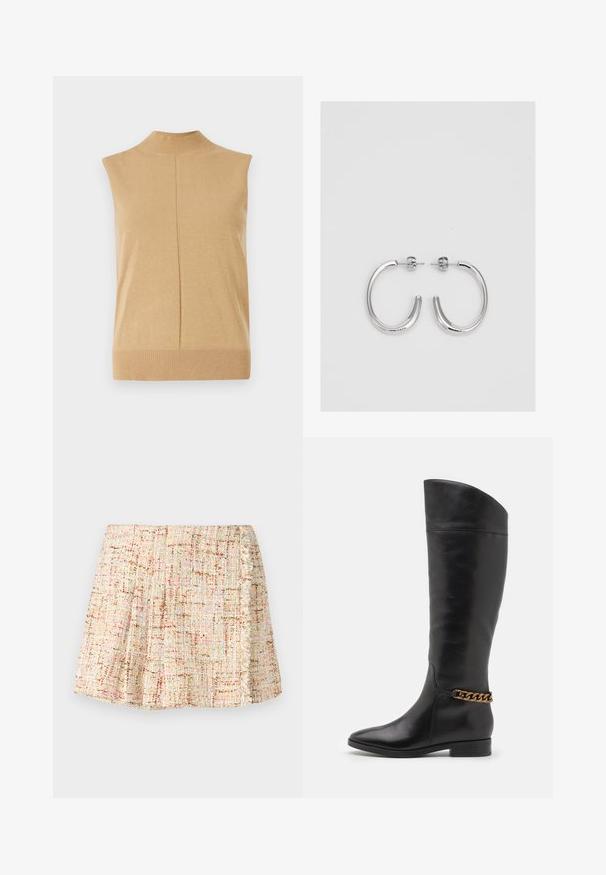 Bez rękawów, top o wysokim dekolcie w miękkim beżowym dzianinowym materiale, z prążkowanym dołem i szwem centralnym dla dodatkowego akcentu.; Krótka, plisyowana spódnica z teksturowanej tkaniny w neutralnych odcieniach z subtelnymi plamkami koloru. Posiada frędzlowe wykończenie po boku.; Wysokie czarne skórzane botki o eleganckim designie, ze spiczastym noskiem i złotym łańcuszkiem na kostce. Niski blokowy obcas. Gładka tekstura.; Srebrne kolczyki koła o gładkiej, błyszczącej powierzchni, z zakrzywionym kształtem i zapięciem na sztyft. Minimalistyczny design z nowoczesnym wykończeniem.