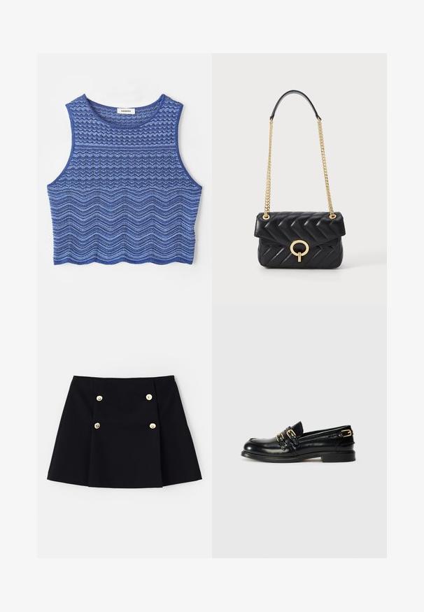Izgriezts tops ar pītām svītrām zilās krāsās, ar teksturētām zigzaga un viļņu rakstiem, apaļu kakla izgriezumu un apstrādātu apakšmalu.; Melnā mini svārku mode no elastīga auduma, ar divām zelta pogām priekšpusē, kroku dizains un taisna apakšmala.; Melnas ādas loafers ar gludu apdari, aprīkoti ar divām zeltītām sprādzēm un zemu papēdi. Gluda tekstūra un noapaļots purngals.; Melnā quiltotā ādas soma ar zelta ķēdes siksnu, aprīkota ar noapaļotu zelta aparatūras aizdari un tās vāku. Kompakta taisnstūra forma.
