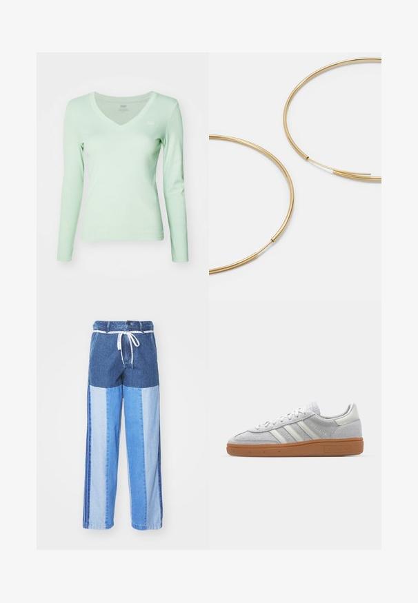 Světle zelený dlouhý rukáv s výstřihem do V vyrobený z měkké látky, s přiléhavým střihem a malým logem na levé hrudi.; Modré džíny s patchworkovým vzorem v různých odstínech modré, šňůrkovým pasem a volnými, rovnými nohavicemi.; Svetle šedé nubukové tenisky s bílými koženými akcenty, třemi bílými pruhy a hnědou gumovou podrážkou, s polstrovaným límcem pro pohodlí.; Zlaté kruhové náušnice, tenké a kulaté, s hladkým kovovým povrchem a bez zdobení či vzorů.