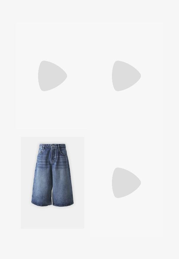 T-shirt rayé avec des nuances d'orange et de marron, en tissu côtelé. Présente un col arrondi et des manches courtes, avec un logo en forme de cœur sur la poitrine.; Shorts en denim dégradé du bleu clair au bleu foncé, avec un design classique à cinq poches, agrémentés d'un bouton et de jambes larges.; Baskets en toile bleu marine avec des œillets et des lacets blancs, présentant un capot en caoutchouc blanc et une bande noire le long de la semelle.; Sac en toile crocheté beige avec un motif floral, agrémenté d'accents jaunes. Deux poignées robustes pour le transport, texture douce et design ouvert.
