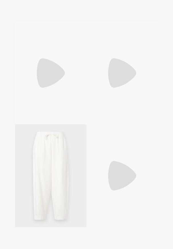 Stripet t-shirt i marineblå og hvid med rund halsudskæring og korte ærmer. Teksten "STUDIO" broderet i midten. Casual pasform.; Hvide, løstsiddende bukser lavet af letvægtsstof. Har en elastisk talje med snor og tapered manchetter ved anklerne.; Sorte patentlæder slingback hæle med spids tå, rund udskæring og blokhæl. Har en guldtonet spændeaccents.; Tan læderhåndtaske med plisseret design, justerbar rem og rund form. Minimalistisk branding på forsiden.
