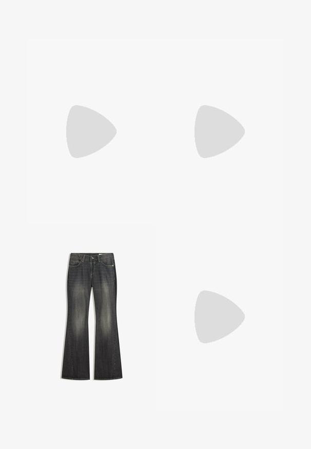 Majica z dolgimi rokavi v črni in sivi barvi z navpičnimi črtami, z emblemom leva in logotipom Nike na prsih. Gladka tekstura, športen kroj.; Pasastovne temno modre kavbojke z rahlo bledilom, pet žepov in kontrastnim šivom, s standardnim gumbom in zadrgo.; Črne in srebrne športne čevlje z mrežnim in sintetičnim zgornjim delom, ki vsebujejo značilno valovito obliko in oblazinjen ovratnik, z zračno blazino v podplatu.; Črna lakasta usnjena torbica s ukrivljeno obliko, enim ramenskim trakom, sprednjimi žepi in srebrnimi kovinskimi dodatki.