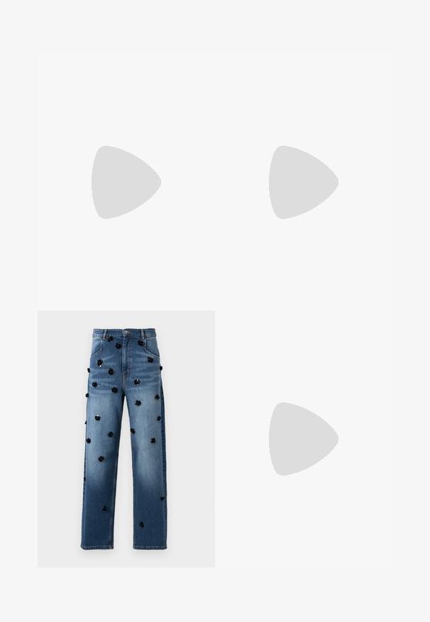 Črn rebrast top brez rokavov z ozkimi naramnicami, z ovalnim izrezom in ravnim robom. Na etiketi piše "IVY OAK."; Denim kavbojke s straight leg dizajnom, srednje modrim pranjem in črnimi bleščicami iz aplikacij cvetov raztresenimi po tkanini.; Balerinke v temno burgundski usnjeni barvi, z zaobljenim nosom, elastičnim robom in gladko teksturo z diskretnimi gubami.; Denim torba z usnjem in srebrnim zapiranjem, verižnim ročajem ter modrim cvetličnim vzorcem. Ima črni ročaj in zapleteno vezenje.