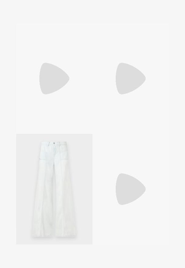 Hvid ærmeløs top med høj krave, ribbet tekstur og et metallisk logo som accent i midten. Glat stof, tætsiddende design.; Lyseblå brede denimbukser med forreste påsyede lommer og bæltestropper, præsenteret imod en ensfarvet baggrund.; Sorte læderknæhigh støvler med rund tå, glat tekstur, minimalistisk design og flad sål. Enkle sømdetaljer på skaftet.; Sort håndtaske med to korte håndtag og en aftagelig skulderrem. Glat læderagtigt materiale med lynlåslukning og logo detaljer.