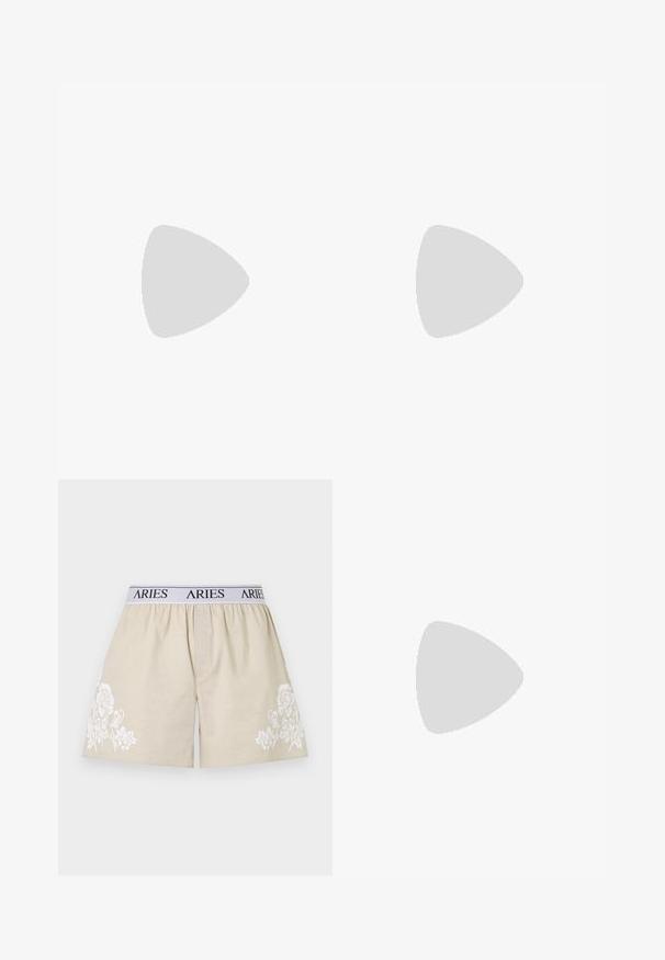 T-shirt di cotone viola con maniche corte, scollo rotondo e un logo stampato in nero che recita "Aries" sul lato sinistro del petto.; Pantaloni corti in cotone beige con ricami floreali bianchi su un lato. Vita elasticizzata con la scritta "ARIES" stampata in nero su un nastro bianco.; Sneaker bianco con accenti in camoscio, punta rotonda, lacci piatti e suola in gomma crema. Presenta un marchio verde sul tallone.; Custodia nera in tessuto testurizzato, con una toppa rossa con logo, chiusura con zip e una tracolla grigia con nome del marchio in rilievo.