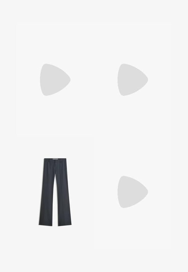 Zwart body met lange mesh mouwen en een stevige halslijn. Het ontwerp heeft een getailleerd, transparant materiaal met drukknoopsluitingen aan de onderkant.; Donkergrijze gestreepte broek met een rechte pijpenontwerp, voorzien van een zachte textuur en een tailleband. Geen zichtbare hardware of accenten.; Zwarte gepatenteerde leren slingback pumps met een spitse neus, verstelbare enkelband en een gematigd blokhak. Gladde textuur met een glanzende afwerking.; Zwarte leren handtas met een gestructureerde oppervlakte, zilveren hardware, sluiting met een haak, en een korte handgreep om te dragen. Compacter en gestructureerd ontwerp.