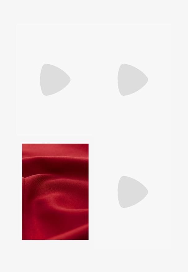 Melna sporta krekla ar īsām piedurknēm. Iezīmējas ar V veida kakla izgriezumu, pelēkiem plecu akcentiem un baltu logotipu kreisajā krūts daļā. Gluda tekstūra.; Sarkans audums ar teksturētu virsmu un gludu finišu, izceļot mīkstas krokas un maigu spīdumu. Wīns ir blīvs un vienmērīgs visā.; Burgundijas patentēta ādas kurpe ar smailu purngalu, zemu griezumu un plānu stiletto papēdi. Gluda tekstūra un minimālistisks dizains.; Tumšbrūns, spīdīgs ādas plecu soma ar savilkta augšdaļa un plānu regulējamu siksniņu, kurai priekšā ir neliela sudraba krāsas sprādze.