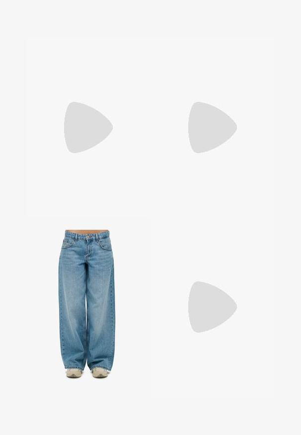 Top rosso senza spalle realizzato in un tessuto leggero e liscio. Presenta un ampio scollo e una forma aderente, adatto per un look casual.; Jeans a gamba larga azzurro chiaro in denim, con un classico design a cinque tasche e dettagli leggermente sfilacciati in tutto.; Scarpe da ginnastica argentate con una finitura liscia e lucida, caratterizzate da un design cucito e il numero 90 sul lato, abbinate a pantaloni bianchi.; Borsa a spalla in denim trapuntato blu con tracolla in catena dorata e un accentuato logo dorato sul davanti. Forma rettangolare compatta.