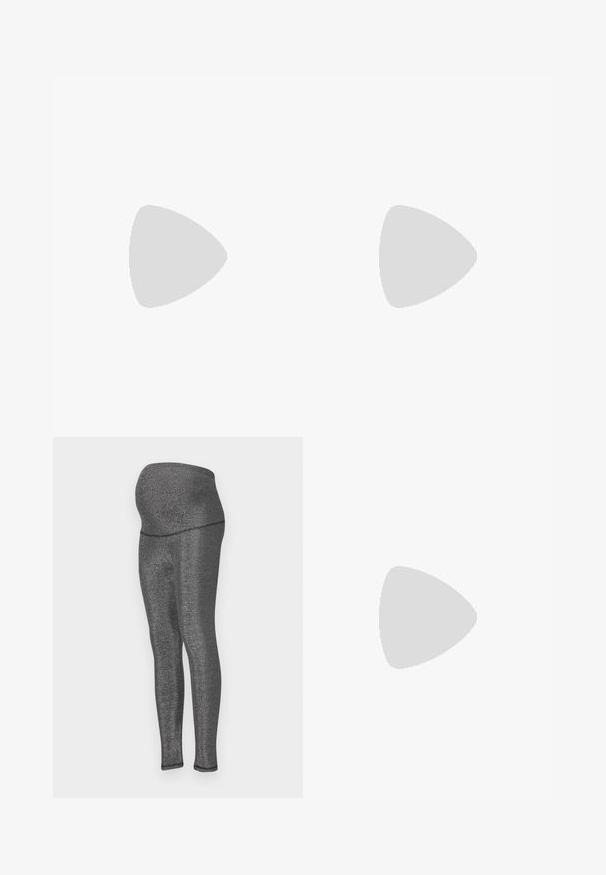 Camisola preta com alças finas ajustáveis, apresentando pregas verticais e uma textura suave, desenhada com uma bainha reta e um corte relaxado.; Leggings de maternidade em tecido metálico preto elástico. Cintura alta concebida para conforto, ajuste elegante nas pernas, com uma textura suave.; Sandal de pele preta com bico pontiagudo e um salto bloco baixo. Apresenta uma tira no tornozelo com uma fivela em tom dourado. Textura suave.; Bolsa preta com forma estruturada, textura suave e um fecho metálico. Combinada com calças largas pretas e sandálias de salto aberto sobre um chão de madeira.