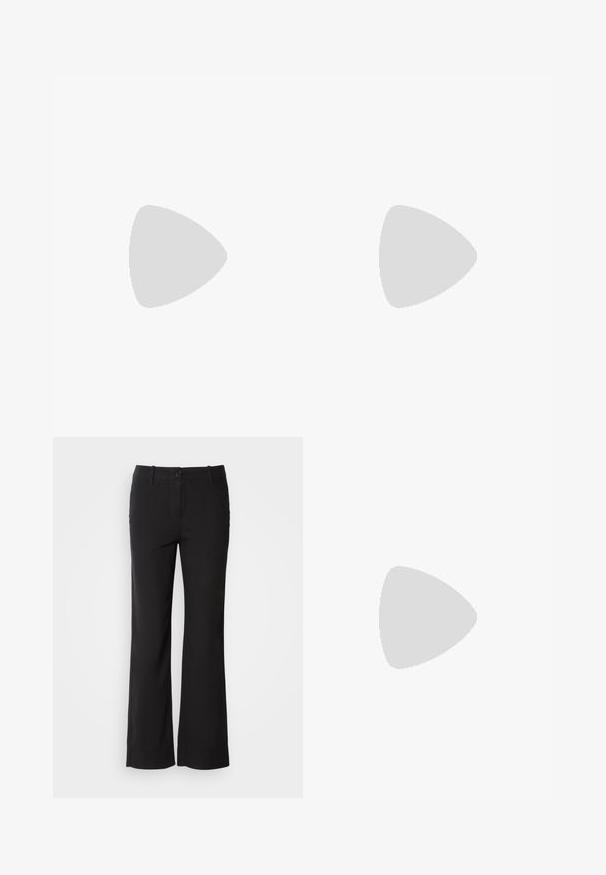 Valge lühikeste varrukate ja sügava V-kaelusega särk, millel on esipoolne lipsu detail. Kanga tekstuur on sile ja sellele on lisatud vertikaalsed voldid.; Mustad puuvillasegu püksid sirge lõikega, ees nupuga kinnitamine ja kaks külge taskut. Sile tekstuur, nähtavaid mustreid ei ole.; Must musta nahk kingad tasase põhjaga, ümarate varvastega ja dekoratiivse riba kuldse detailiga. Sile, läikiv viimistlus.; Must musta kott, millel on struktureeritud kuju, sile tekstuur ja metallist klamber. Kombineeritud laiate mustade pükstega ja avatud varvaste sandaalidega puidust põrandal.