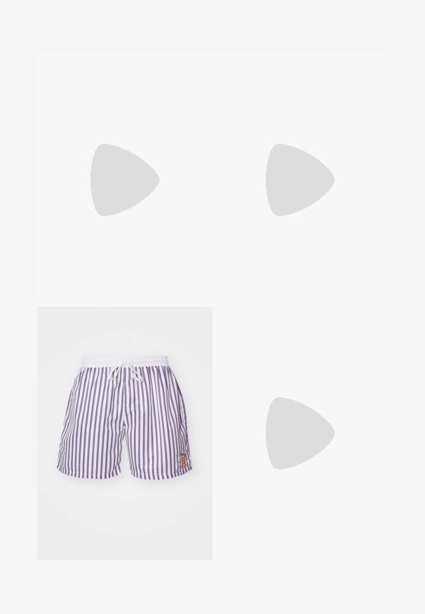 T-shirt de algodão branco com um design gráfico amarelo na parte da frente. Gola redonda, mangas curtas e um corte descontraído. Textura suave.; Calções de banho para homens em branco com riscas verticais roxas, cintura elástica com cordão e pequeno logótipo bordado em laranja no lado esquerdo.; Sapatilha com parte superior em rosa suave e branco, painéis de camurça texturizada, colarinho acolchoado e uma unidade de ar visível no calcanhar. Sola em cor creme.; Conjunto de brincos prateados: dois studs ovais e dois brincos em forma de meia-lua, apresentando um acabamento brilhante e suave e um design arredondado.