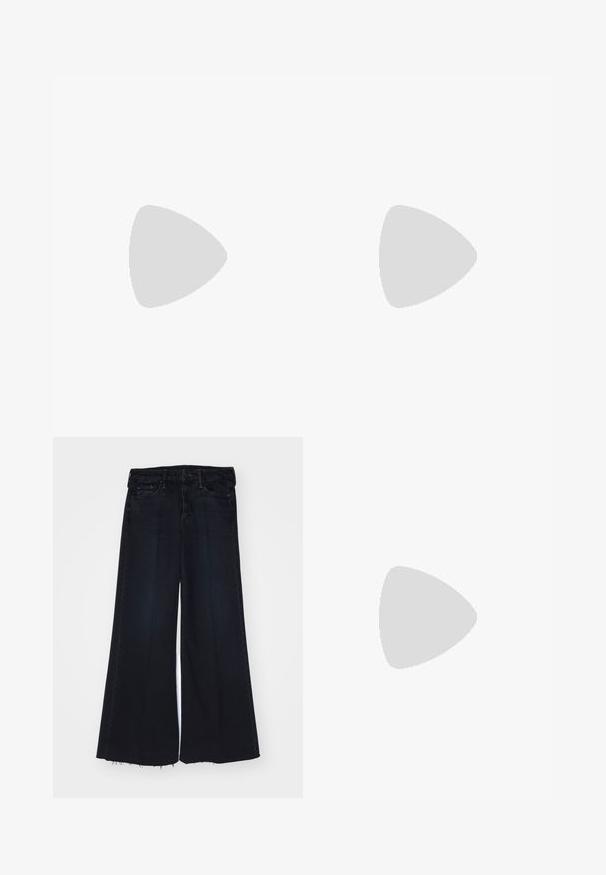 Türkise ilma varrukat tops, lõikega detailidega, kollased aktsendid servades ja ümar kaelus. Valmistatud siledast, venivast materjalist.; Mother THE ROLLER FRAY - Alt laienevad teksad - dark blue; Valgete nahast kõrge kontsaga kingad, terava varbaga, ankle strapiga ja kitsaste stiletto kontsadega. Sile tekstuur koos peene läikega.; Must küllastamata nahast õlakott, millel on kaks esist nähtavat taskut, kuldsed pandlad, tõmblukuga sulgemine ja peen rihm. Tekstuuriga pind ja kompaktne ristkülikukujuline kuju.