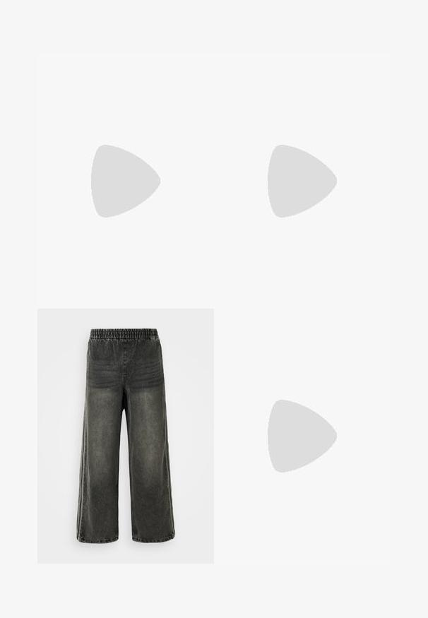 Grijze T-shirt met korte mouwen en zwarte accenten. Voorzien van een ronde halslijn, drie zwarte strepen op de schouders en een klein zwart logo op de borst.; Zwart gewassen denim broek met elastische tailleband en brede pijpen, met subtiele verticale naaddetails aan de zijkanten.; Sportschoenen met een witte leren bovenkant, grijze suède neus en drie zwarte strepen. Bevat een blauw logo op de tong en een gestructureerde rubberen zool.; Zwarte ronde zonnebril met groen getinte lenzen, met een slank ontwerp, metalen accenten en een matte afwerking op de monturen.