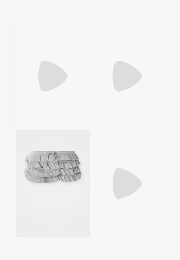 Pulover tricotat negru cu mânecă scurtă, având un model cu torsade, guler rotund cu banda elastică și un logo subtil brodat pe piept.; Fustă gri cu volane, design din țesături stratificate, talie cu șnur, textură moale, margini finisate și volane care se cascază.; Botine din piele gri, cu înălțime până la gambe, design lejer, vârf ascuțit și toc stivuit. Detalii de cusătură notabile în zona vârfului.; Ochelari negri rectangulari cu lentile de culoare violet, având un cadru gros și laturi plate, evidențiind un design modern.; Geantă gri din corduroy cu două mânere scurte, un buzunar frontal și o literă "K" neagră proeminentă. Are închidere cu buton și material texturat.; Set de patru agrafe de păr cu baze negre, împodobite cu perle albe și cristale strălucitoare în diferite forme: două alungite și două dreptunghiulare.