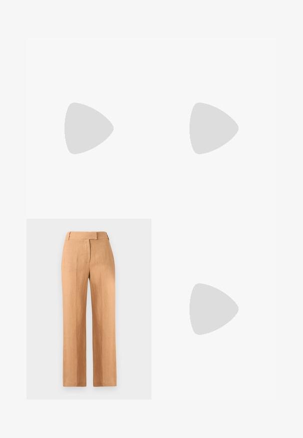 Kortærmet, cropped sweater i lys beige med metallisk glimmer. Glat tekstur med vandrette striber og en rund halsudskæring.; Lysbrune linnedragtbukser med lige snit, to frontfoldninger og en flad talje. Ingen synlige lommer eller hardwaredetaljer.; Brune læder wedge pumpe med spids tå og en rund, kugleformet hæl. Glat tekstur med et enkelt design og minimalt med detaljer.; Brun læder clutch med gyldent låsramme og kort guldkædehåndtag, der har en blød, samlet tekstur på en hvid baggrund.