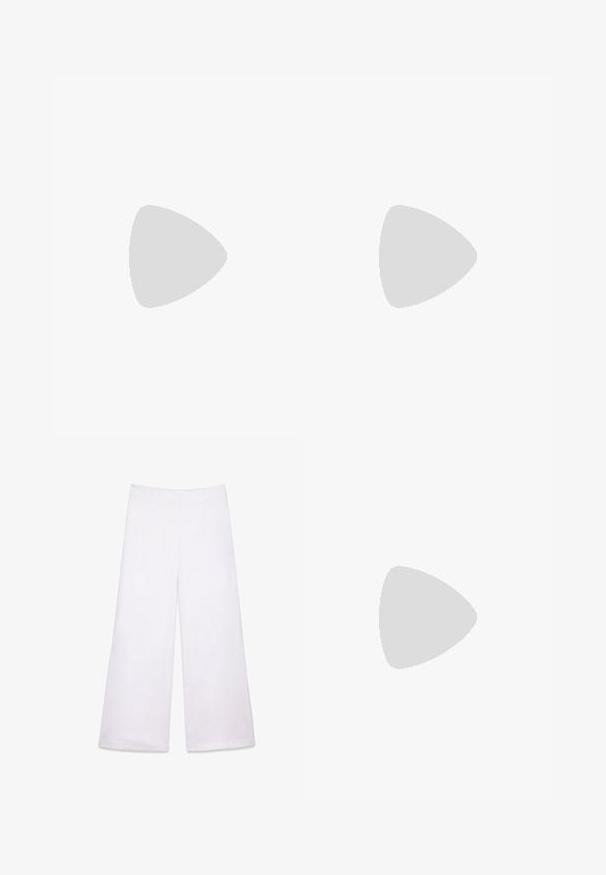 Juodas be rankovių marškinėlis su giliu iškirpimu ir drapiruotomis detalėmis. Pagamintas iš minkštos, elastingos medžiagos su lygiu paviršiumi. Matomų priedų nėra.; Baltos plačios kelnės, pagamintos iš struktūrinio audinio. Dizainas pasižymi aukštu juosmeniu ir teka siluetu su negamintais kraštais.; Juodas patentuotas odinis slingback tipo batas su smailiu pirštu, mažai pakulne ir išryškinta lanku ant priekinės dalies. Lygus paviršius ir šiuolaikiškas dizainas.; Juodas odinis krepšys su išlenkta forma, nuimamu dirželiu ir auksiniais detalėmis. Krepšys turi kilpą su sagtimi.