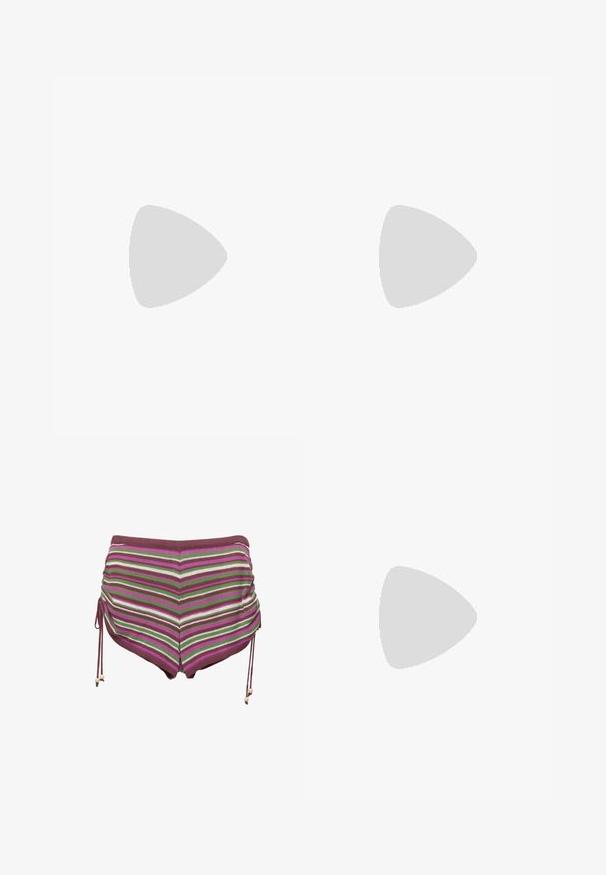 Top a canotta lavorato a maglia con lacci regolabili, caratterizzato da righe verticali in bordeaux, verde, bianco e rosa. La trama è morbida ed elastica.; Costume da bagno a righe in tonalità di rosa, verde e marrone. Presenta fianchi con coulisse e un tessuto morbido e elasticizzato.; Sandalo con tacco alto in suede viola, dotato di una cinghia alla caviglia. Presenta un'elegante decorazione floreale con dettaglio in strass sulla punta.; Borsa a tracolla in finta pelle marrone con forma curva, chiusura con zip e borchie decorative argentate su un lato. Presenta una spallina corta.