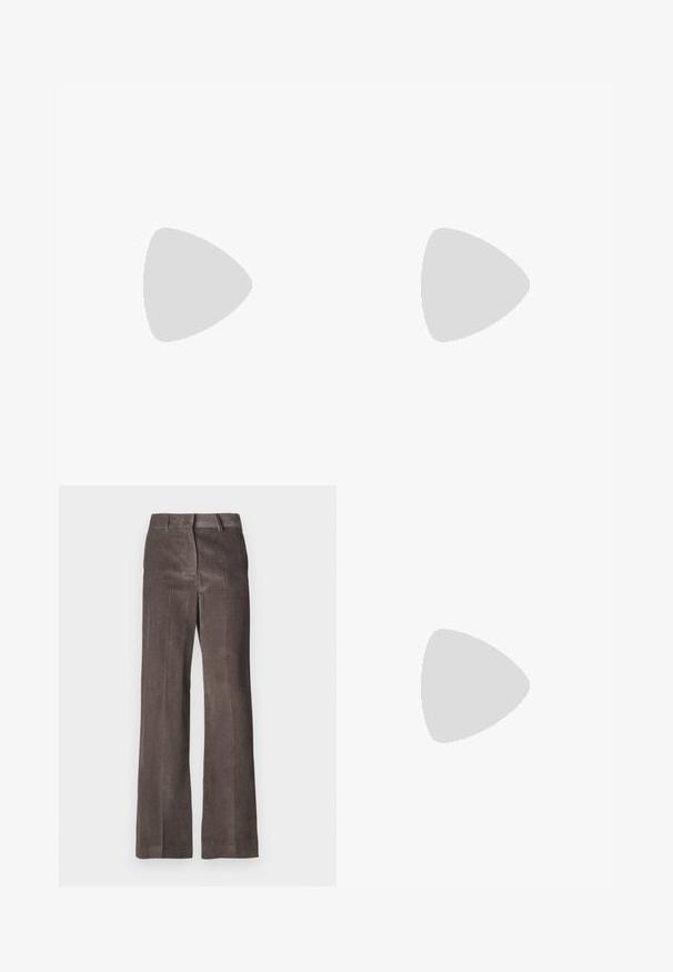 Czarna i biała w paski krótko rękawowa dzianinowa bluzka z okrągłym dekoltem, z teksturowanym wzorem i prostym dołem.; Brązowe spodnie z korduroju z prostymi nogawkami, pionowym prążkowanym wzorem oraz standardowym pasem z szlufkami na pasek.; Paul Smith TOPANGA czarny; Czarna skórzana torebka o zaokrąglonym, plisowanym wzorze. Posiada metalowy zamek z dwoma dekoracyjnymi kulkami oraz smukły, odpinany pasek.