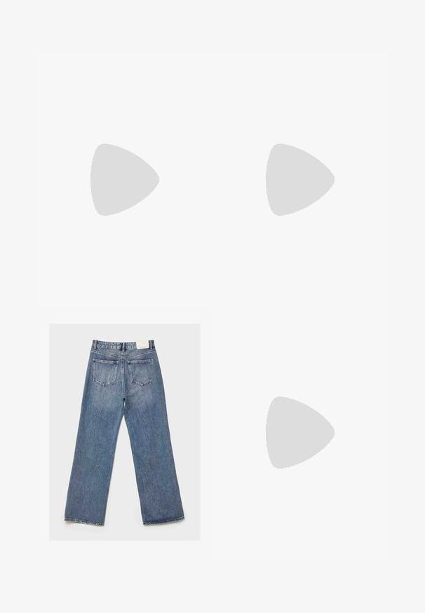 Černé bavlněné tričko s V-výstřihem a krátkými rukávy, se malým bílým logem "ck" na levém prsu. Jednoduchý, klasický design.; Světle modré džíny z denimu s volným, širokým střihem. Dvě zadní kapsy, vybledlá textura a štítek na pásku vzadu.; Černá běžecká obuv s vrškem z prodyšné síťoviny a syntetického materiálu, flexibilní podešev a elastické šňůrky. Obsahuje polstrovanou mezipodešev pro pohodlí.; Černá kabelka z umělé kůže s krokodýlím vzorem, staženým vrškem a zmačkaným popruhem. Zdá se, že má měkký a kompaktní design.