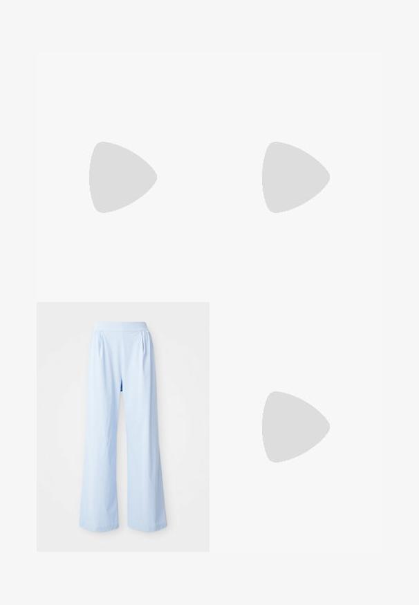 Nike Sportswear CLUB TEE - Navadna majica - glacier blue/white; Svetlo modre hlače širokega kroja z gladko teksturo, elastičnim pasom in nabranimi detajli spredaj. Narejene so iz mehkega materiala.; Nike Sportswear FIELD GENERAL - Športni copati - off-white/black; Bela sintetična torbica v obliki trikotnika, z ravnim sprednjim poklopcem in detajlom mašne, nastavljivim trakom, gladko teksturo in minimalističnim dizajnom.